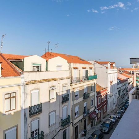 Lovelystay - Sunny 1Bdr Apartment W/Terrace Lisbon Luaran gambar