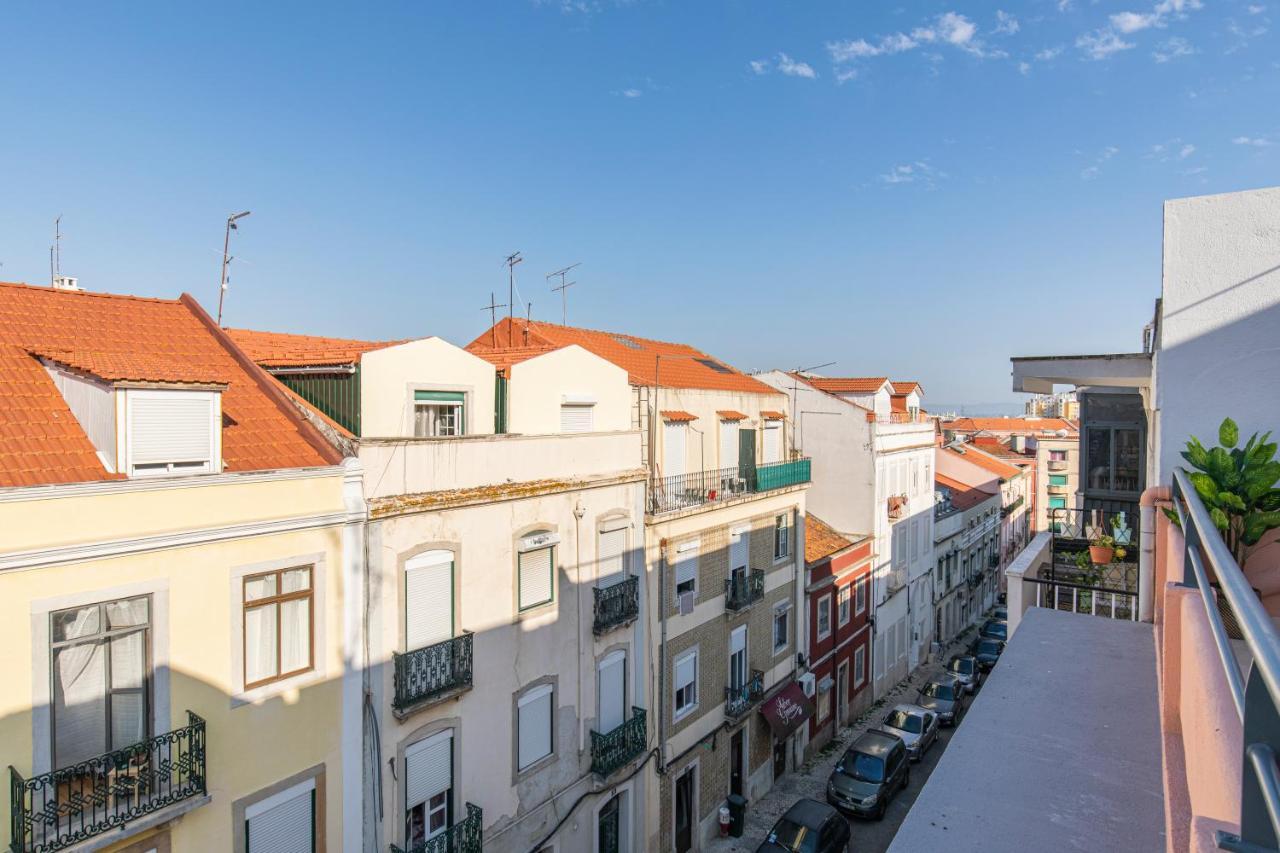 Lovelystay - Sunny 1Bdr Apartment W/Terrace Lisbon Luaran gambar