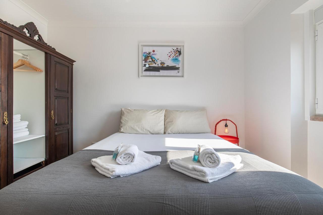 Lovelystay - Sunny 1Bdr Apartment W/Terrace Lisbon Luaran gambar