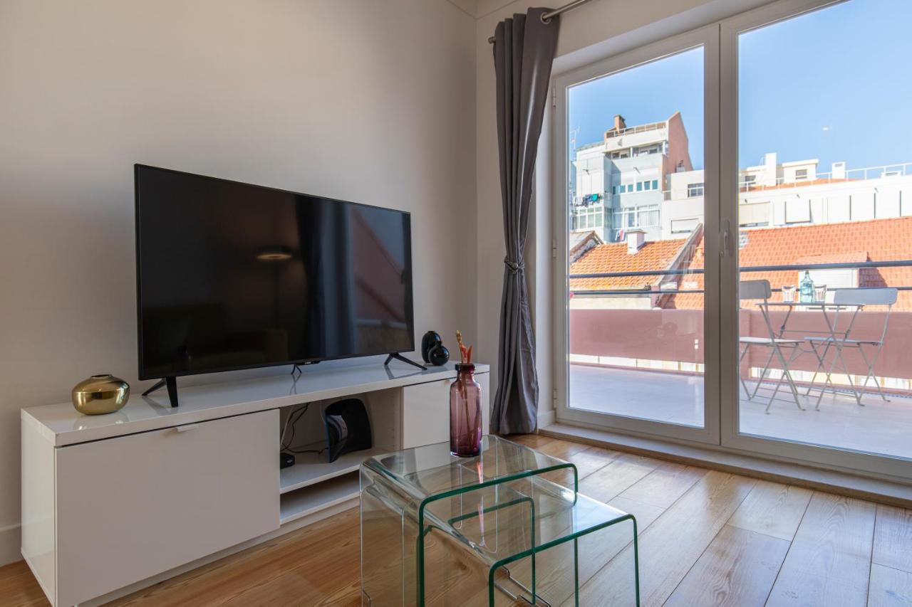 Lovelystay - Sunny 1Bdr Apartment W/Terrace Lisbon Luaran gambar